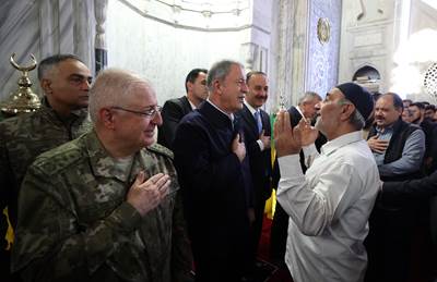 Millî Savunma Bakanı Hulusi Akar ve Beraberindeki TSK Komuta Kademesi Şanlıurfa’da Bayram Namazı Kıldı, Vatandaşlarla Bayramlaştı